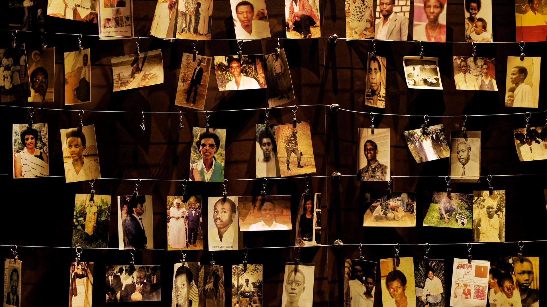 Bilder von einigen der Opfer, die 1994 während des Genozids in Ruanda umgebracht wurden.