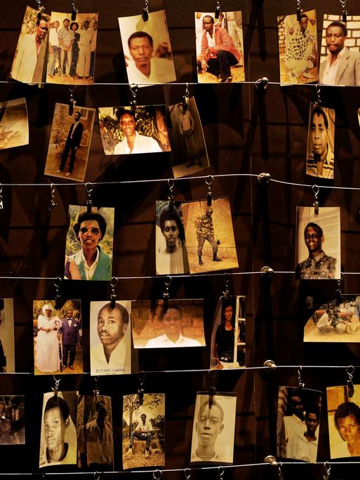 Bilder von einigen der Opfer, die 1994 während des Genozids in Ruanda umgebracht wurden
