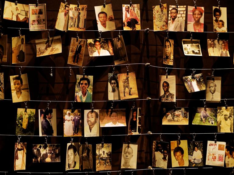 Bilder von einigen der Opfer, die 1994 während des Genozids in Ruanda umgebracht wurden
