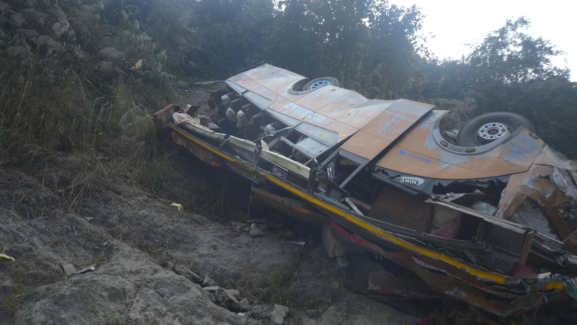 Das Wrack eines Busses ist am Ufer des Trishuli-Flusses zu sehen, nachdem er in der Nähe von Benighat, westlich der nepalesischen Hauptstadt Kathmandu von einer Bergstraße abgekommen ist. 