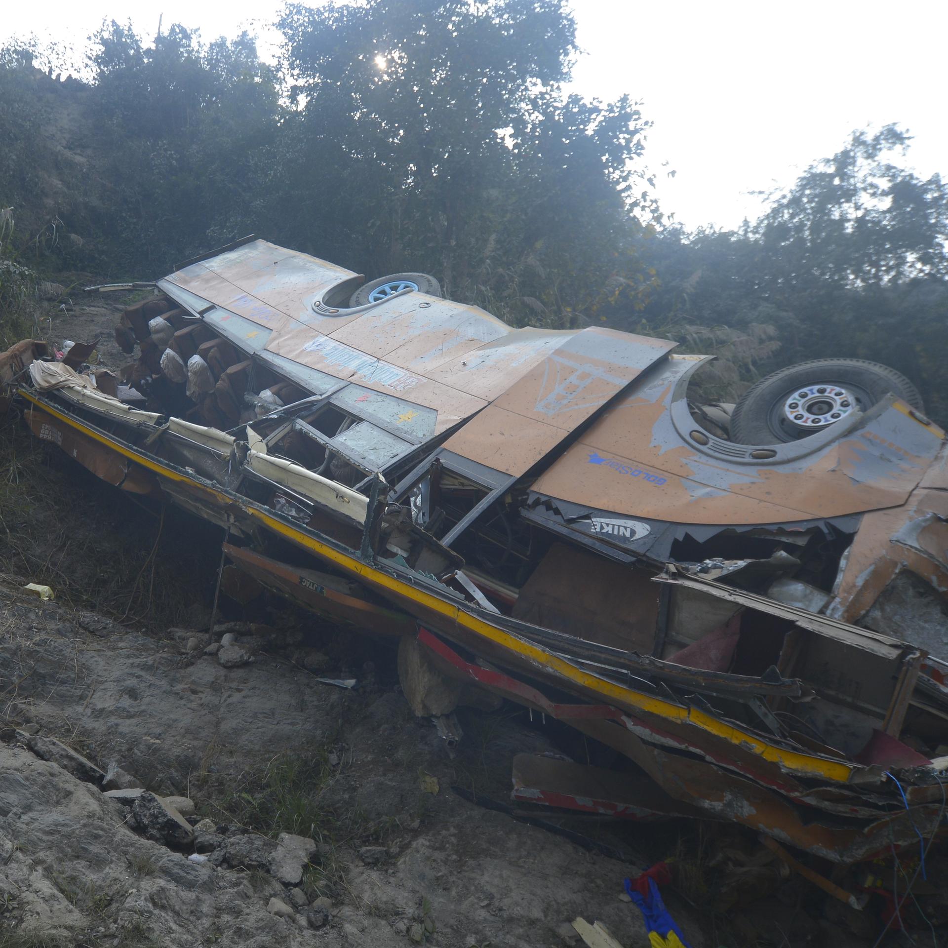 Kathmandu - Viele Tote bei Busunglück in Nepal