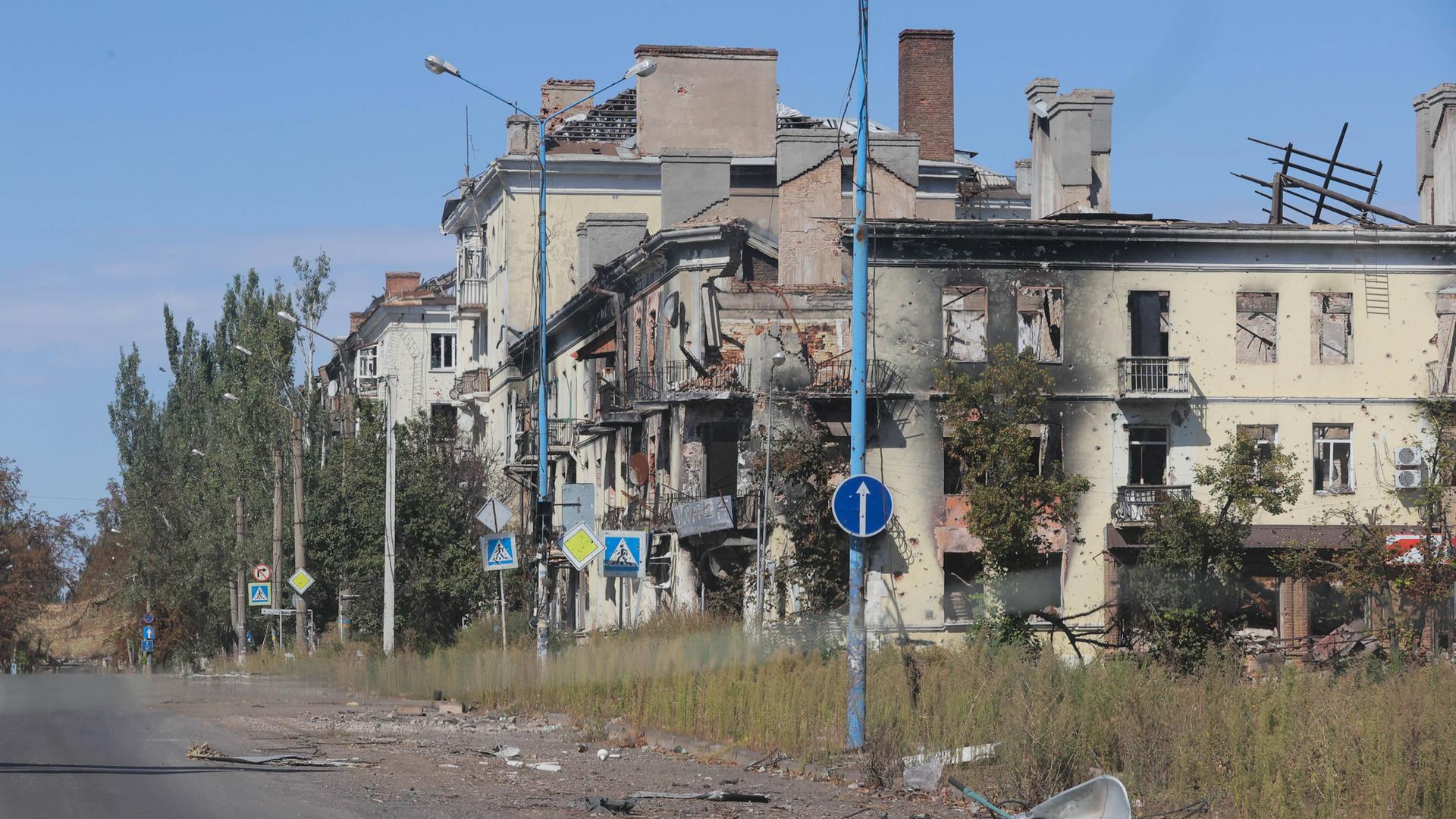 Ein zerstörter Straßenzug in der umkämpften ukrainischen Stadt Bachmut Ein zerstörter Straßenzug in der umkämpften ukrainischen Stadt Bachmut