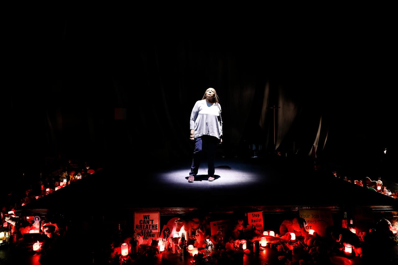 Bühnenbild einer Person im Lichtkegel