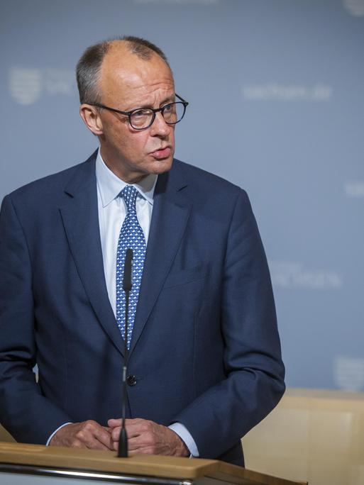 Bundeskanzler Friedrich Merz steht an einem Rednerpult und schaut zur Seite Bundeskanzler Friedrich Merz steht an einem Rednerpult und schaut zur Seite