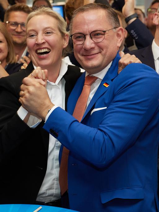 Alice Weidel (l) und Tino Chrupalla, beide AfD-Bundesvorsitzende, jubeln in der AfD-Parteizentrale bei der Prognose zur Europawahl. 