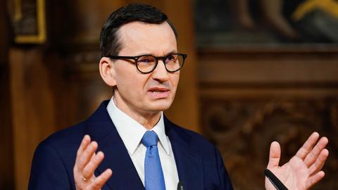 Das Foto zeigt den polnischen Ministerpräsident Mateusz Morawiecki, wie er eine Rede hält.