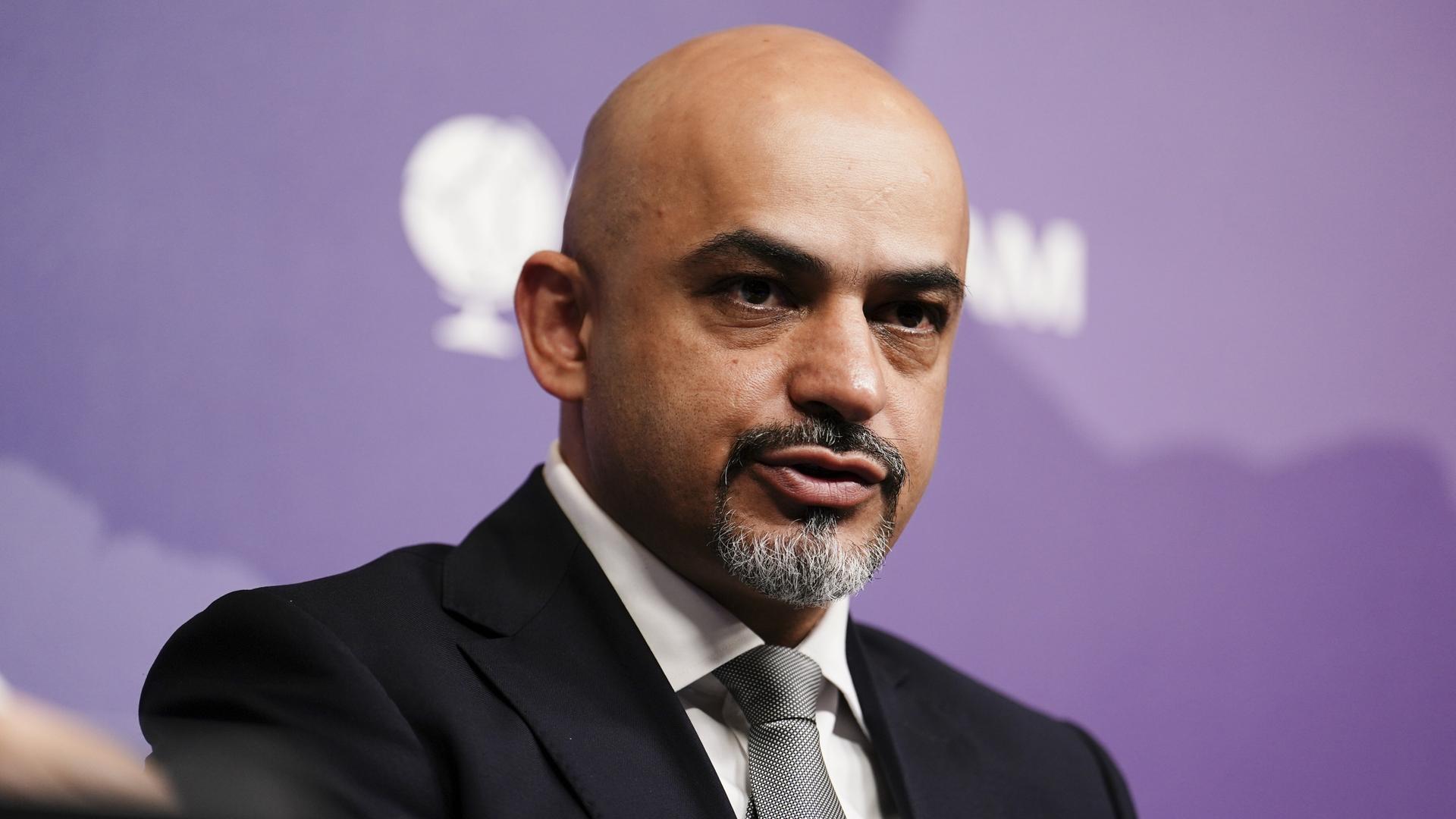 Mustafa Nayyem blickt mit ernstem Blick nach vorne. Er trägt ein weisses Hemd mit einer grauen Krawatte und dazu ein schwarzes Jackett.