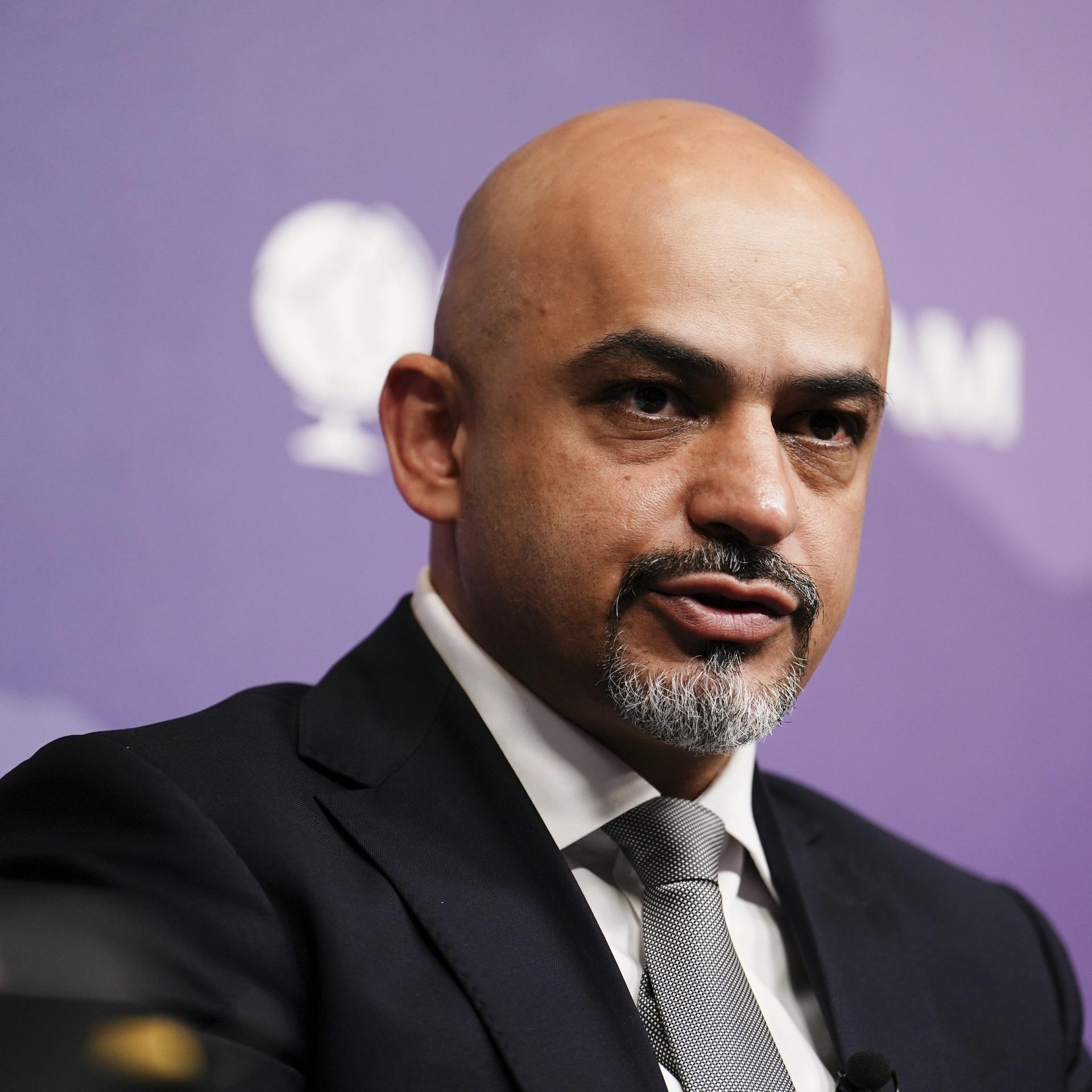 Mustafa Nayyem blickt mit ernstem Blick nach vorne. Er trägt ein weisses Hemd mit einer grauen Krawatte und dazu ein schwarzes Jackett.