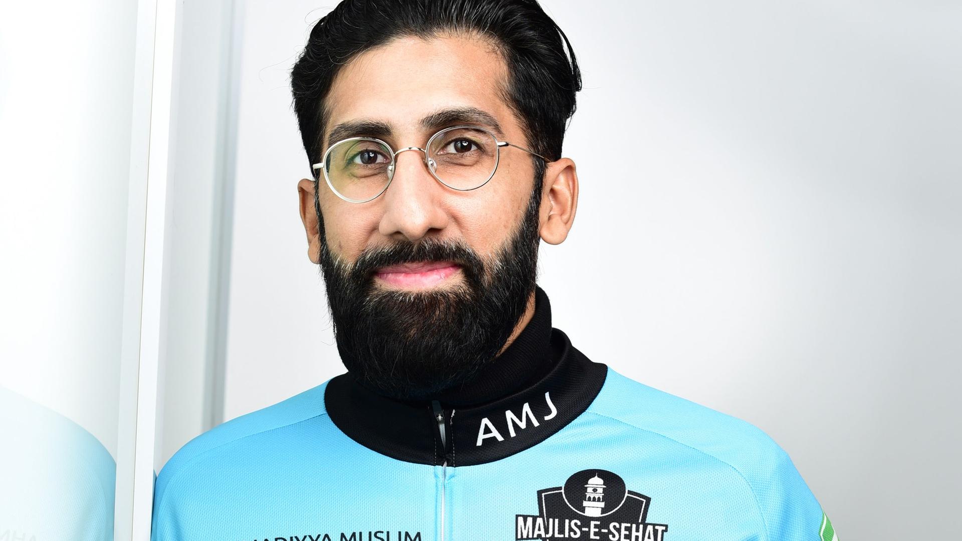 Porträt von Mahmood Ahmad Malhi - Imam und Theologe der Ahmadiyya Muslim Gemeinde Kiel und Schleswig , Seelsorger und ehemaliges Mitglied im Rat der Religionen Köln.