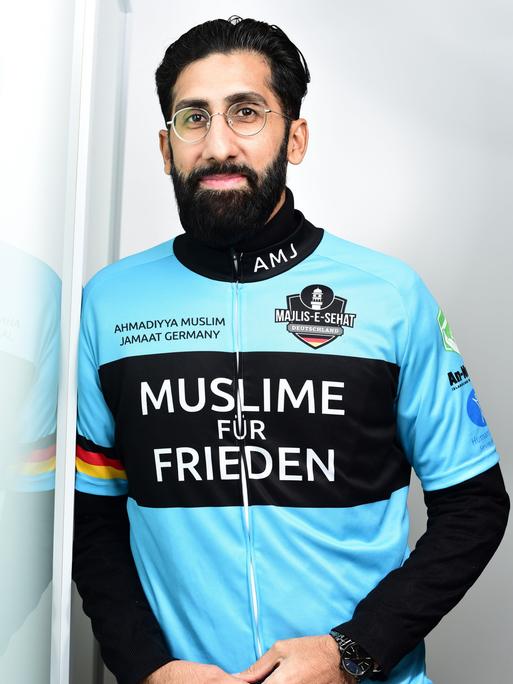 Porträt von Mahmood Ahmad Malhi - Imam und Theologe der Ahmadiyya Muslim Gemeinde Kiel und Schleswig , Seelsorger und ehemaliges Mitglied im Rat der Religionen Köln.