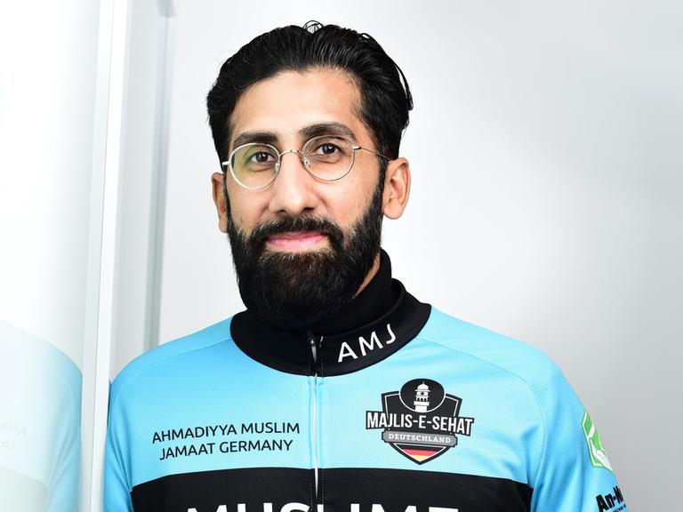 Porträt von Mahmood Ahmad Malhi - Imam und Theologe der Ahmadiyya Muslim Gemeinde Kiel und Schleswig , Seelsorger und ehemaliges Mitglied im Rat der Religionen Köln.