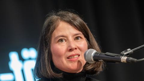 Die Autorin Milena Michiko Flasar spricht auf einer Bühne an einem Mikrofon