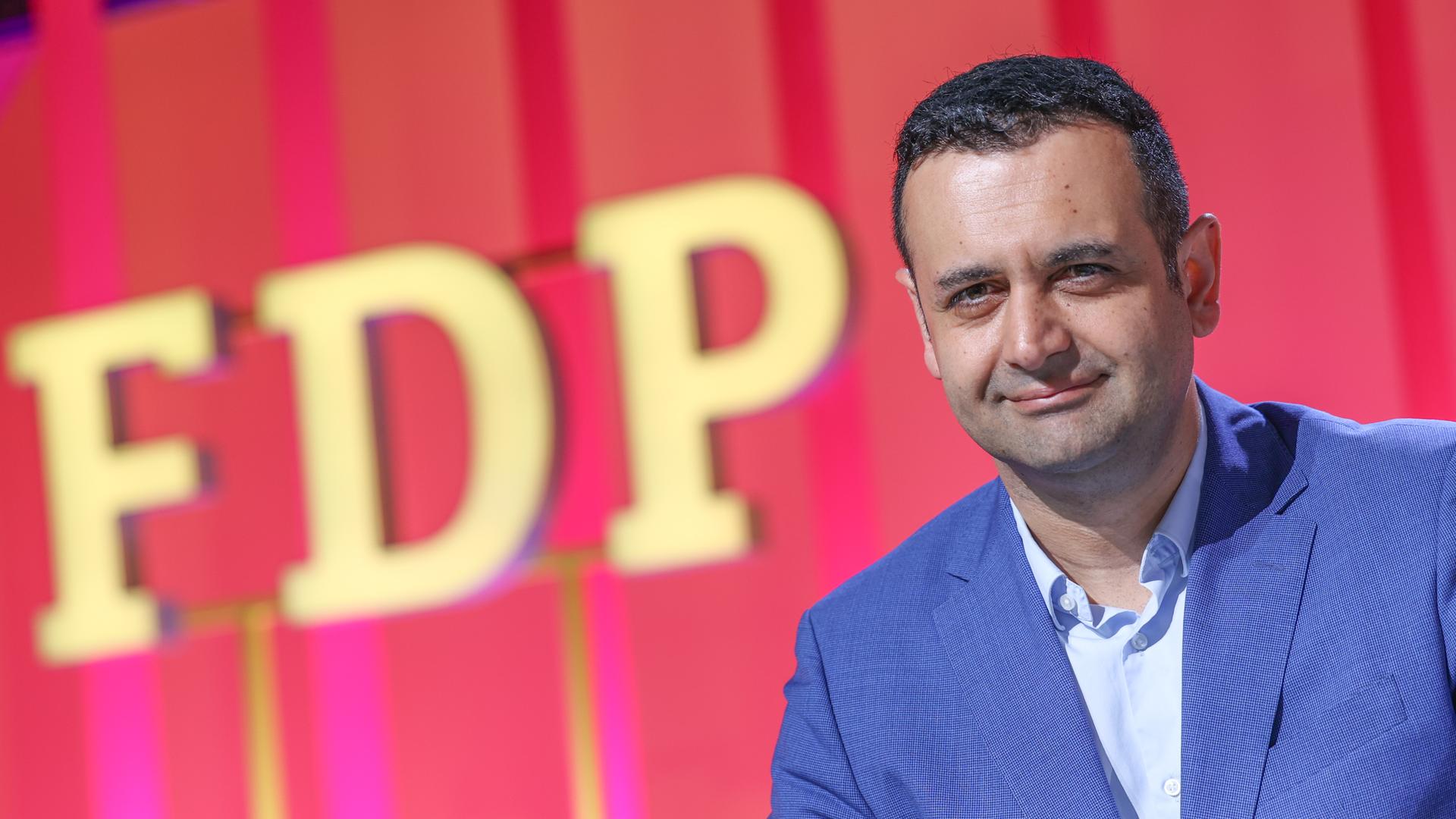 Zu sehen ist Bijan Djir-Sarai, der FDP-Generalsekretär, beim Bundesparteitag seiner Partei in Berlin.