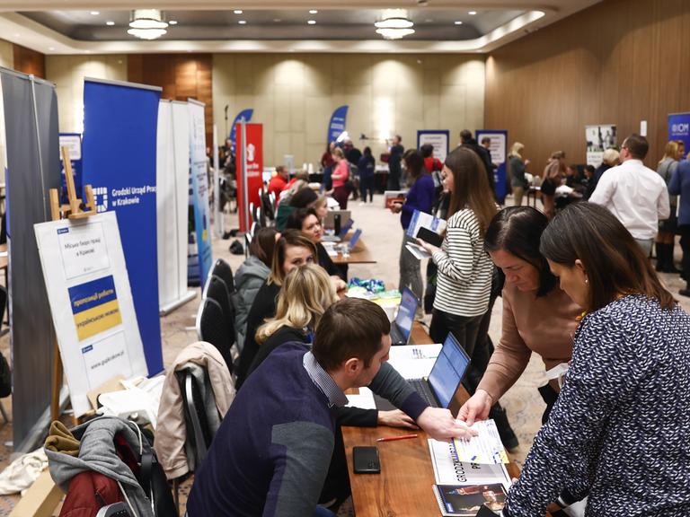 Menschen während der Jobmesse, die hauptsächlich für ukrainische Flüchtlinge organisiert wird, in Krakau, Polen, am 8. Dezember 2022