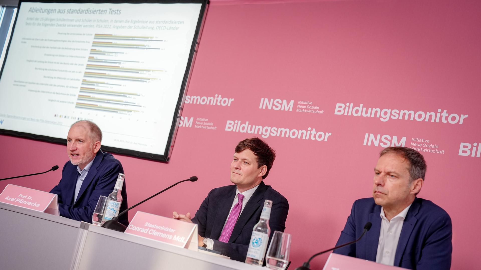 Axel Plünnecke (IW Köln) und Conrad Clemens (CDU), Kultusminister Sachsen, und Thorsten Alsleben geben eine Pressekonferenz zum Bildungsmonitor der Initiative Neue Soziale Marktwirtschaft (INSM). Axel Plünnecke (IW Köln) und Conrad Clemens (CDU), Kultusminister Sachsen, und Thorsten Alsleben geben eine Pressekonferenz zum Bildungsmonitor der Initiative Neue Soziale Marktwirtschaft (INSM).