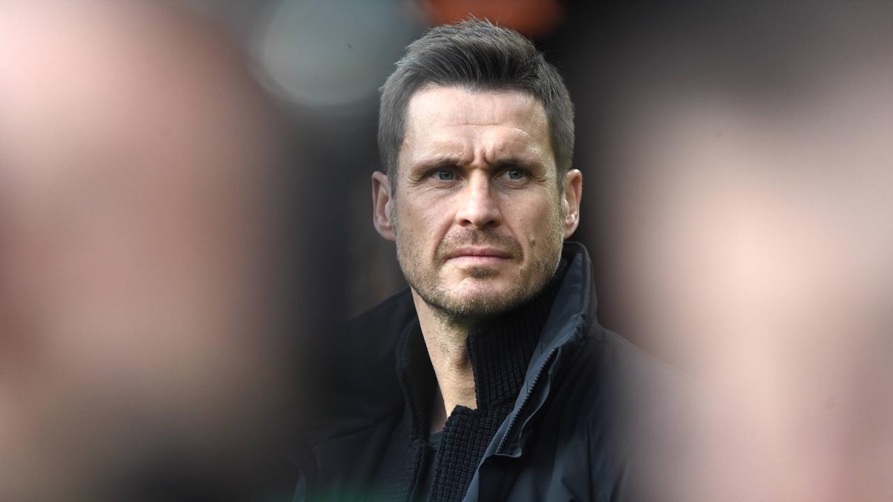 Das Bild zeigt Kehls Kopf; er blickt ernst. Rechts und links neben ihm sehr unscharf zwei weitere Personen.