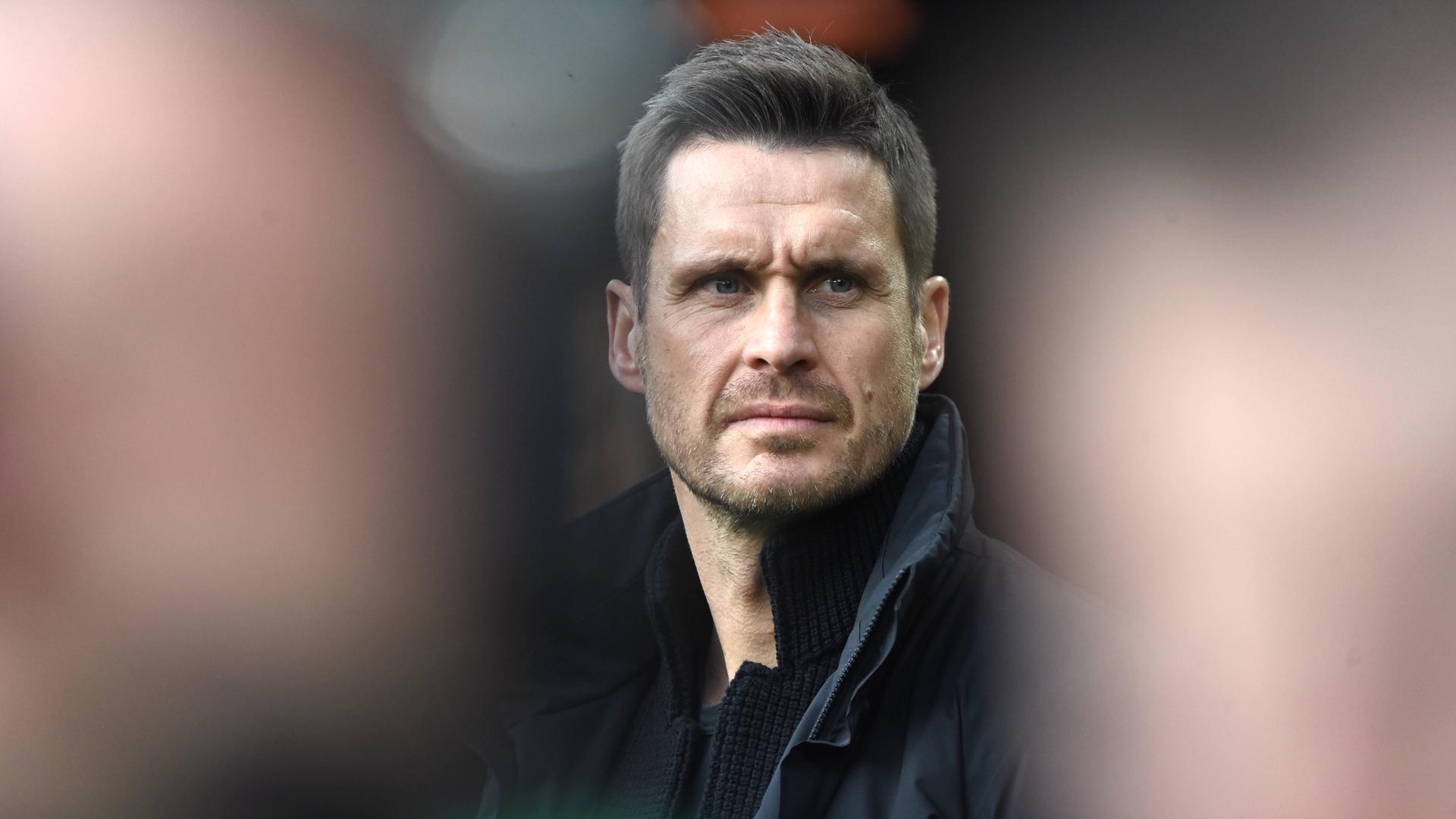 Das Bild zeigt Kehls Kopf; er blickt ernst. Rechts und links neben ihm sehr unscharf zwei weitere Personen. Das Bild zeigt Kehls Kopf; er blickt ernst. Rechts und links neben ihm sehr unscharf zwei weitere Personen.