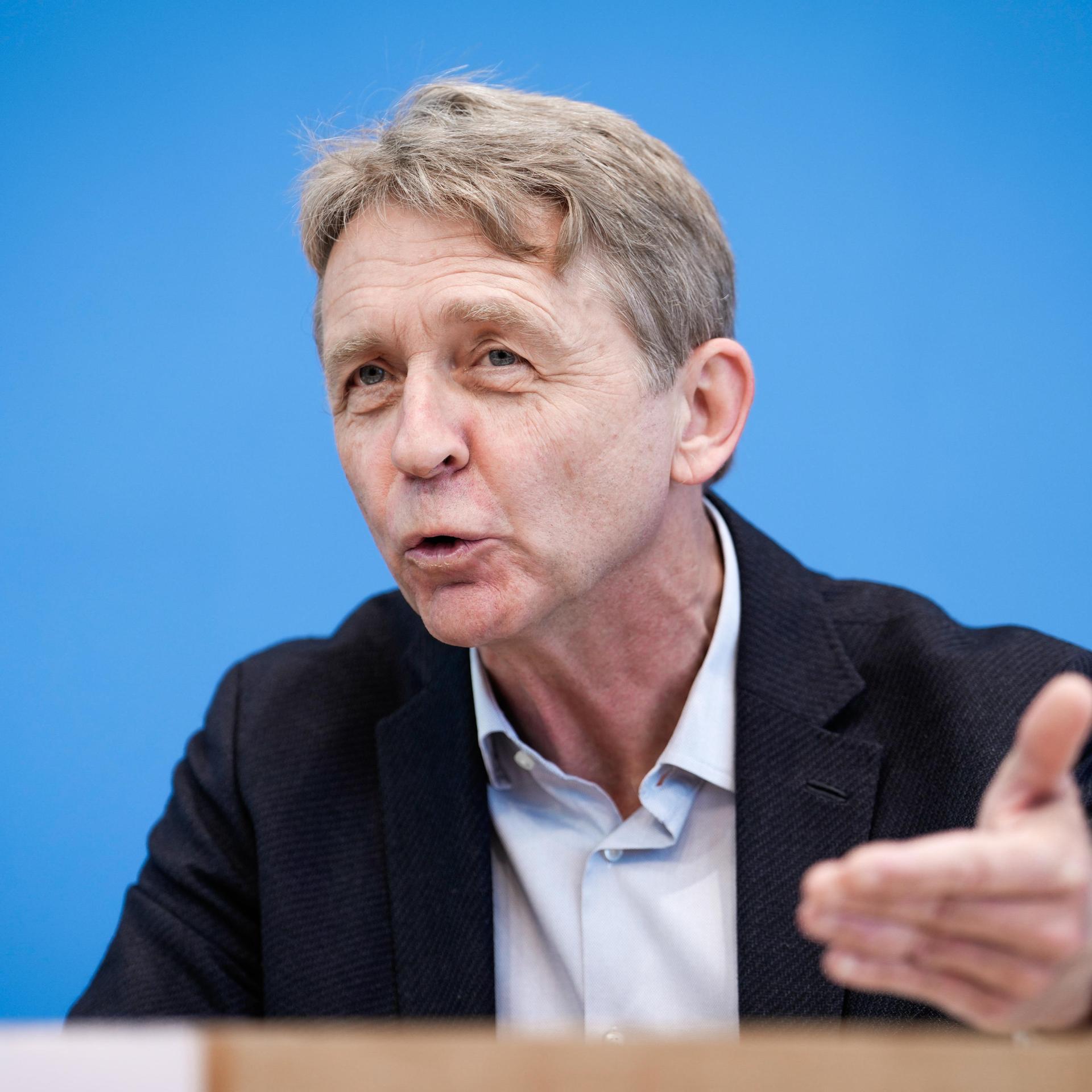 Helmut Frister spricht während einer Pressekonferenz.