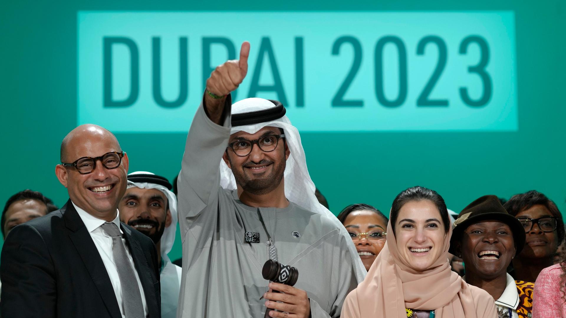 Vereinigte Arabische Emirate, Dubai: Sultan al-Dschaber (M), Präsident der COP28, UN-Klimachef Simon Stiell (l), und Hana Al-Hashimi, COP28-Chefunterhändlerin (r), freuen sich am Ende des UN-Klimagipfels COP28. 