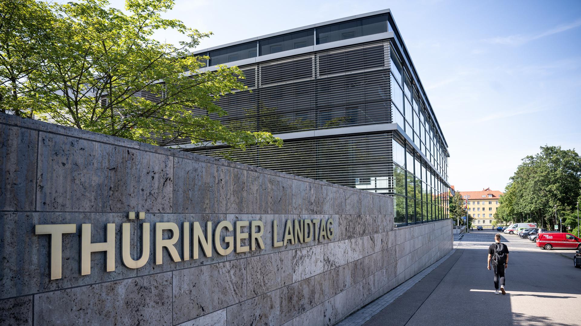 Thüringen, Erfurt: "Thüringer Landtag" steht an der Fassade des Landtags. 