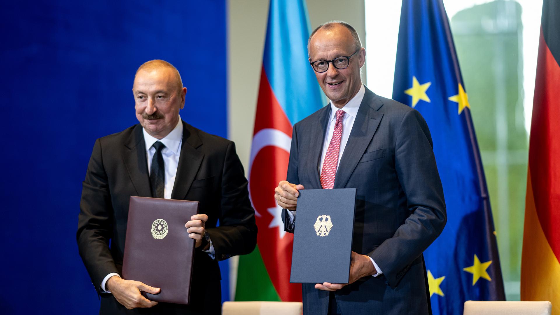 Bundeskanzler Friedrich Merz (r, CDU) und Ilham Alijew, Präsident von Aserbaidschan halten eine Erklärung zur Bilateralen Kooperation. Bundeskanzler Friedrich Merz (r, CDU) und Ilham Alijew, Präsident von Aserbaidschan halten eine Erklärung zur Bilateralen Kooperation.