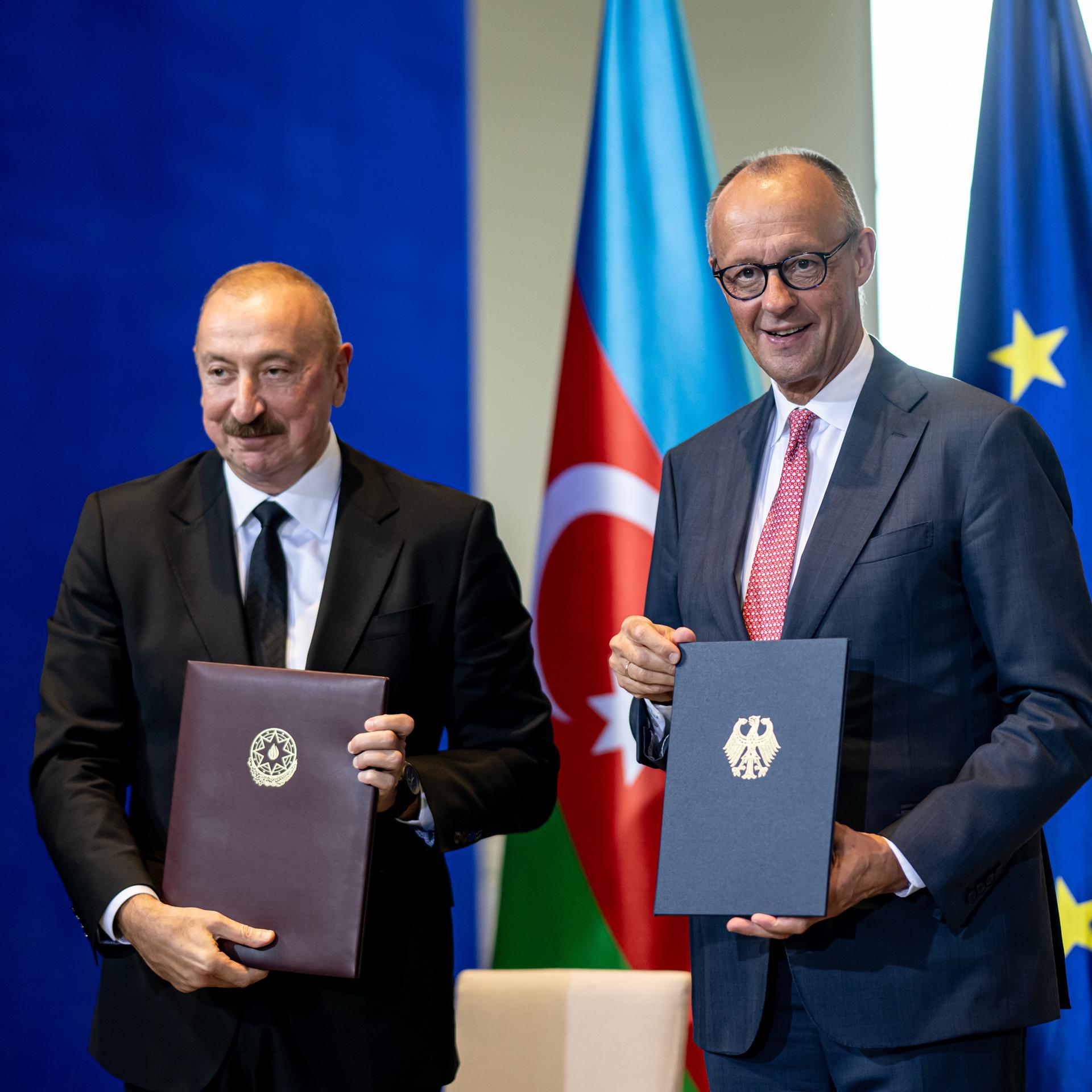 Bundeskanzler Friedrich Merz (r, CDU) und Ilham Alijew, Präsident von Aserbaidschan halten eine Erklärung zur Bilateralen Kooperation.