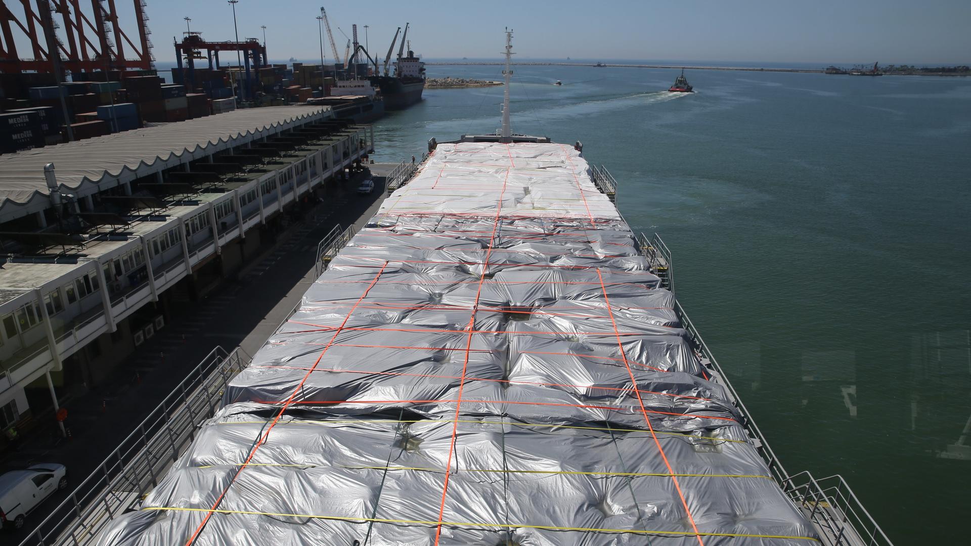 Ein Schiff mit Hilfsgütern für Gaza liegt im Hafen von Mersin in der Türkei.