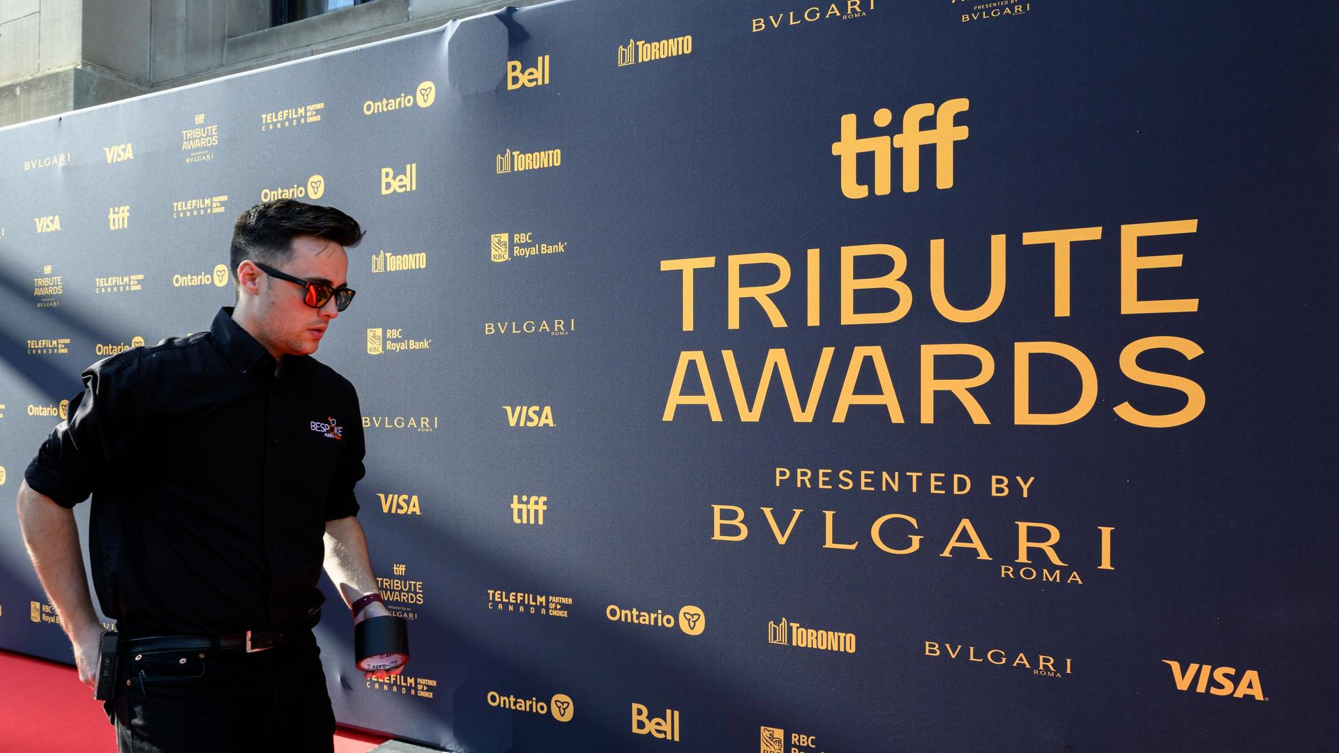 Das Logo der Tribute Awards beim Toronto Filmfestival auf dem roten Teppich. Das Logo der Tribute Awards beim Toronto Filmfestival auf dem roten Teppich.