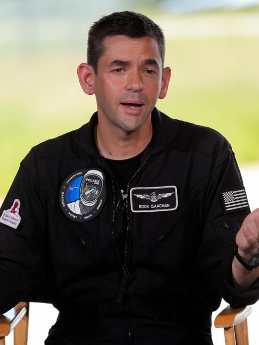 Ein sportlich aussehender Mann mit kurzen brauen Haaren spricht bei einer Pressekonferenz am Kennedy Space Center in Cape Canaveral im US-Bundesstaat Florida. 