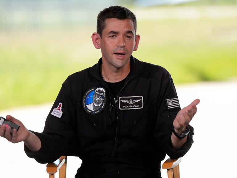 Ein sportlich aussehender Mann mit kurzen brauen Haaren spricht bei einer Pressekonferenz am Kennedy Space Center in Cape Canaveral im US-Bundesstaat Florida. 