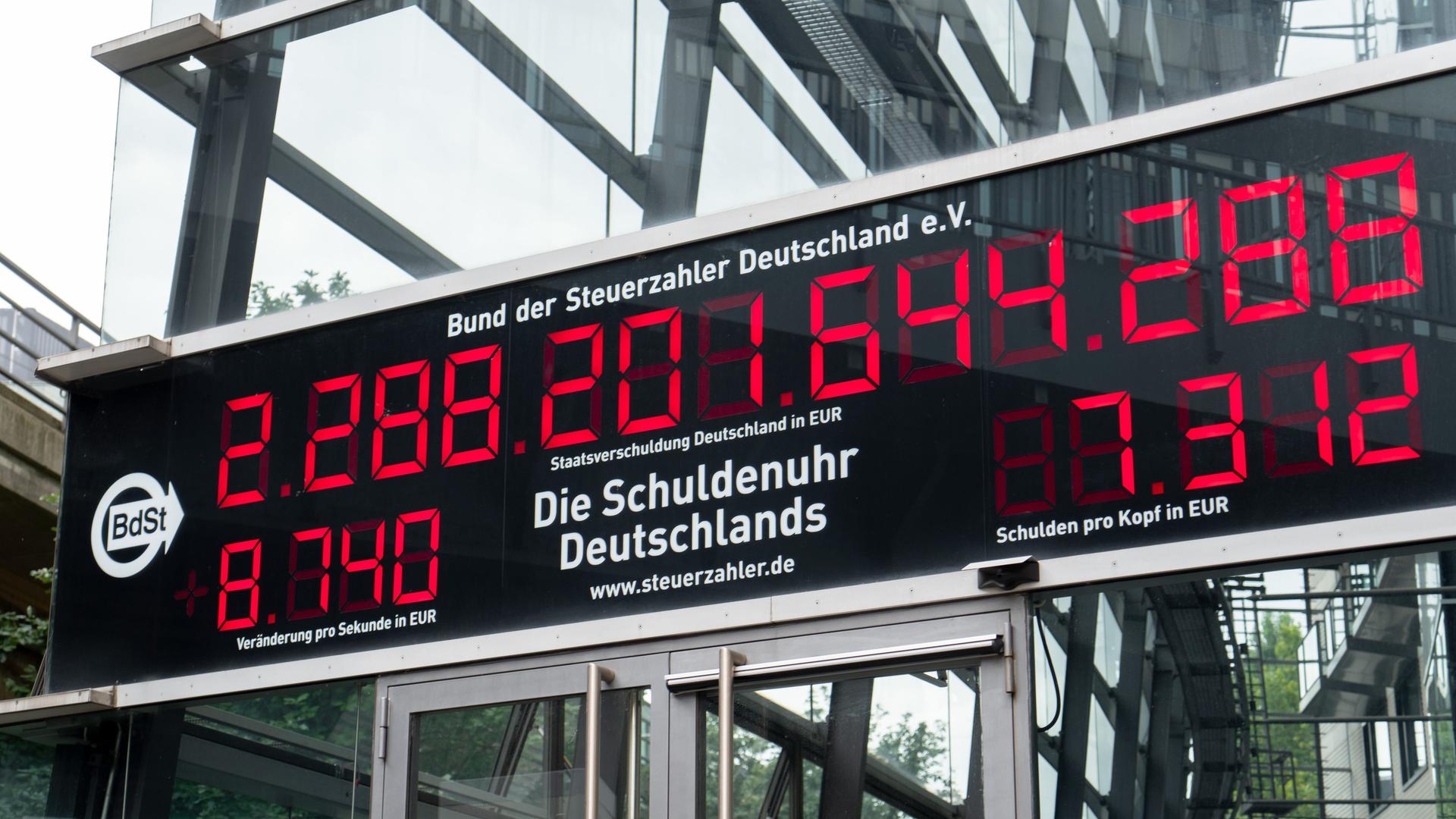 Die Schuldenuhr vom Bund der Steuerzahler Deutschland e.V. in Berlin mit dem Stand vom 19. Juli 2021.