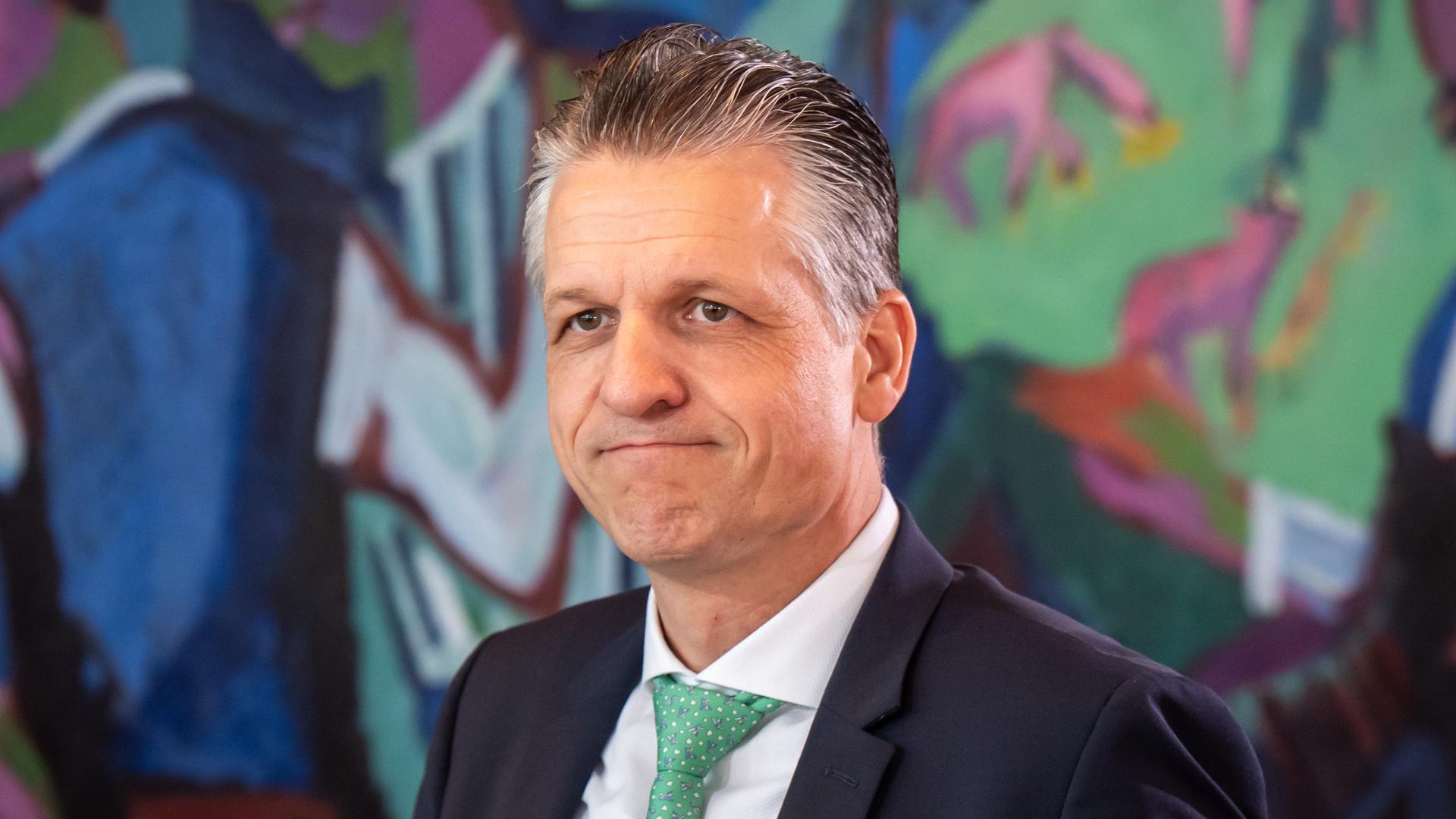 Thorsten Frei schaut nachdenklich, hinter ihm ist eine bunte Wand. 