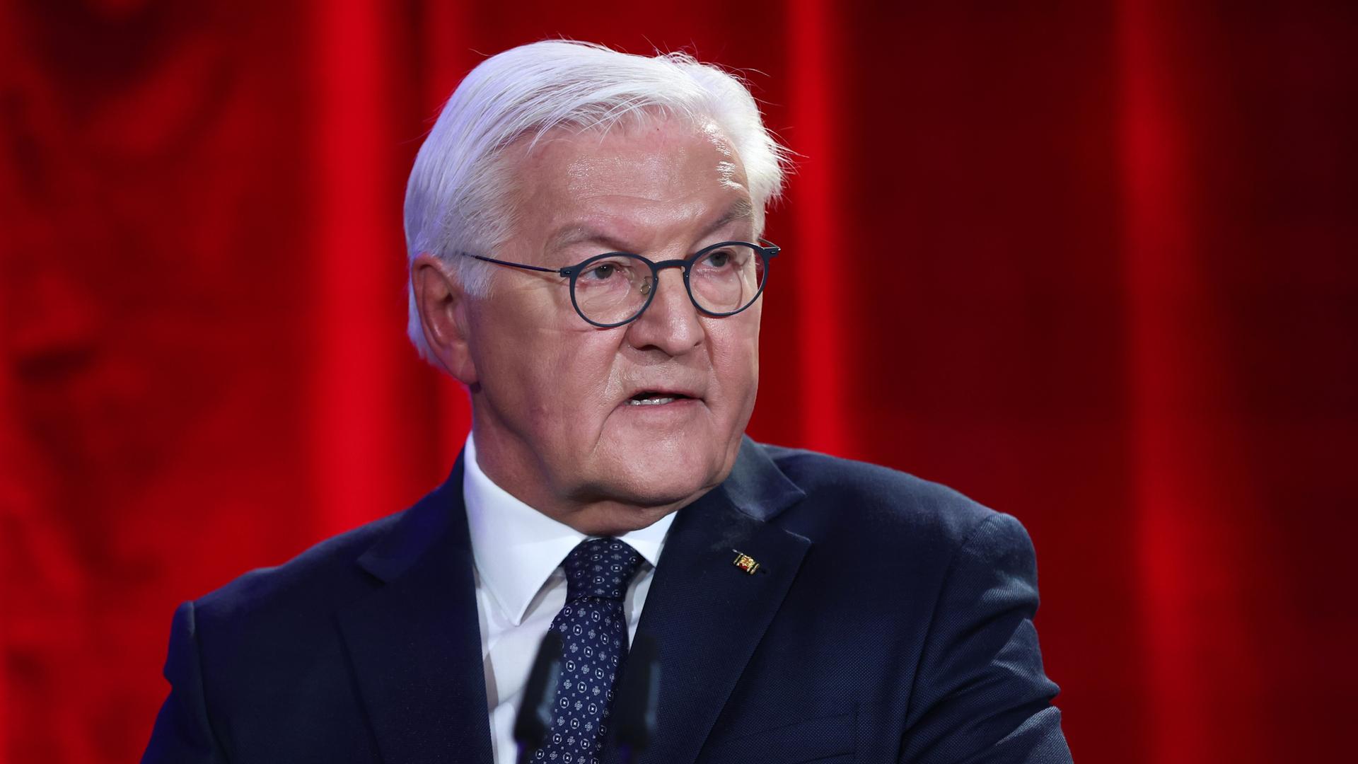 Bundespräsident Frank-Walter Steinmeier hält am Jahrestag des Mauerfalls 1989, der Pogromnacht der Nationalsozialisten 1938 und der Ausrufung der Republik nach dem Ersten Weltkrieg 1918 eine Rede über aktuelle Gefahren für die Demokratie