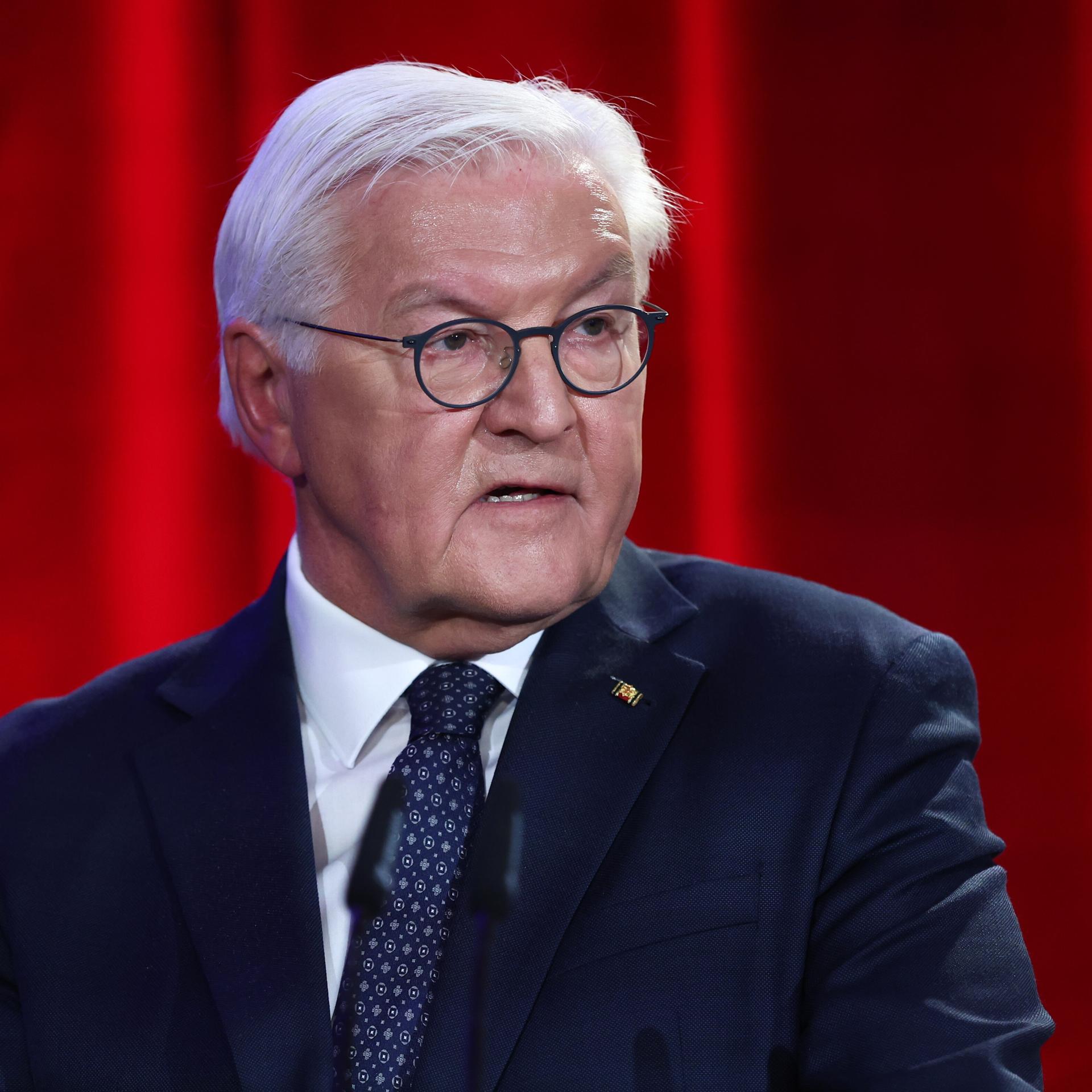 Bundespräsident Frank-Walter Steinmeier hält am Jahrestag des Mauerfalls 1989, der Pogromnacht der Nationalsozialisten 1938 und der Ausrufung der Republik nach dem Ersten Weltkrieg 1918 eine Rede über aktuelle Gefahren für die Demokratie