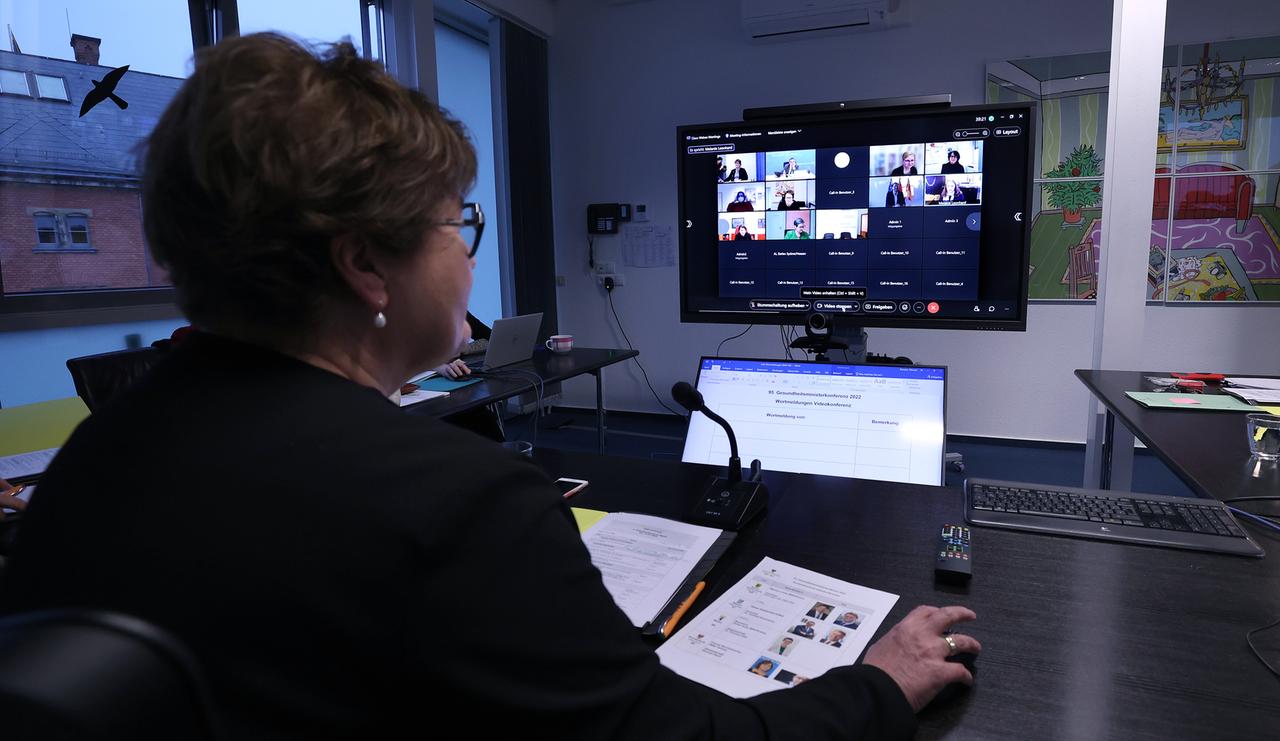 Petra Grimm-Benne (SPD), Gesundheitsministerin in Sachsen-Anhalt, leitet eine Videokonferenz der Gesundheitsministerinnen und -minister.