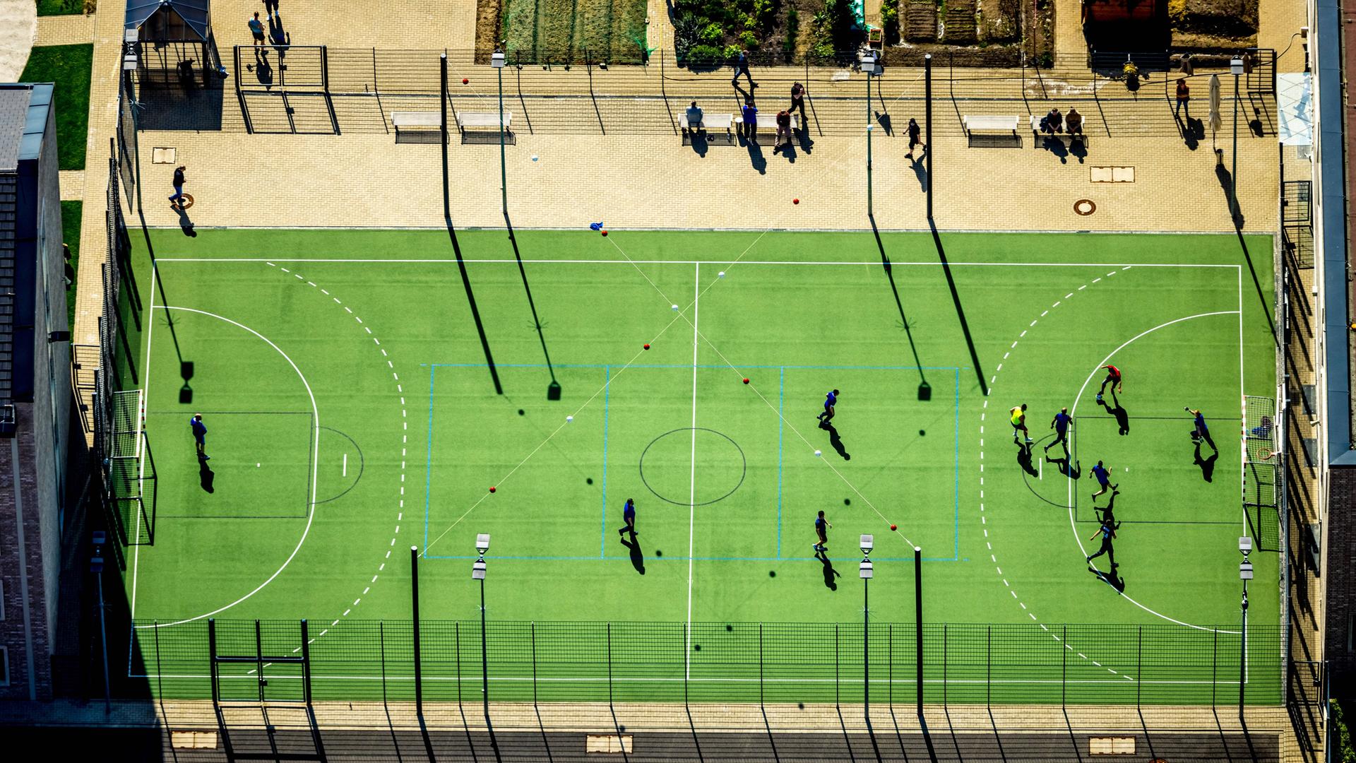 Luftbild, Justizvollzugsanstalt Bochum, Sportplatz und Fußballspieler, Grumme, Bochum, Ruhrgebiet, Nordrhein-Westfalen, Deutschland Luftbild, Justizvollzugsanstalt Bochum, Sportplatz und Fußballspieler, Grumme, Bochum, Ruhrgebiet, Nordrhein-Westfalen, Deutschland