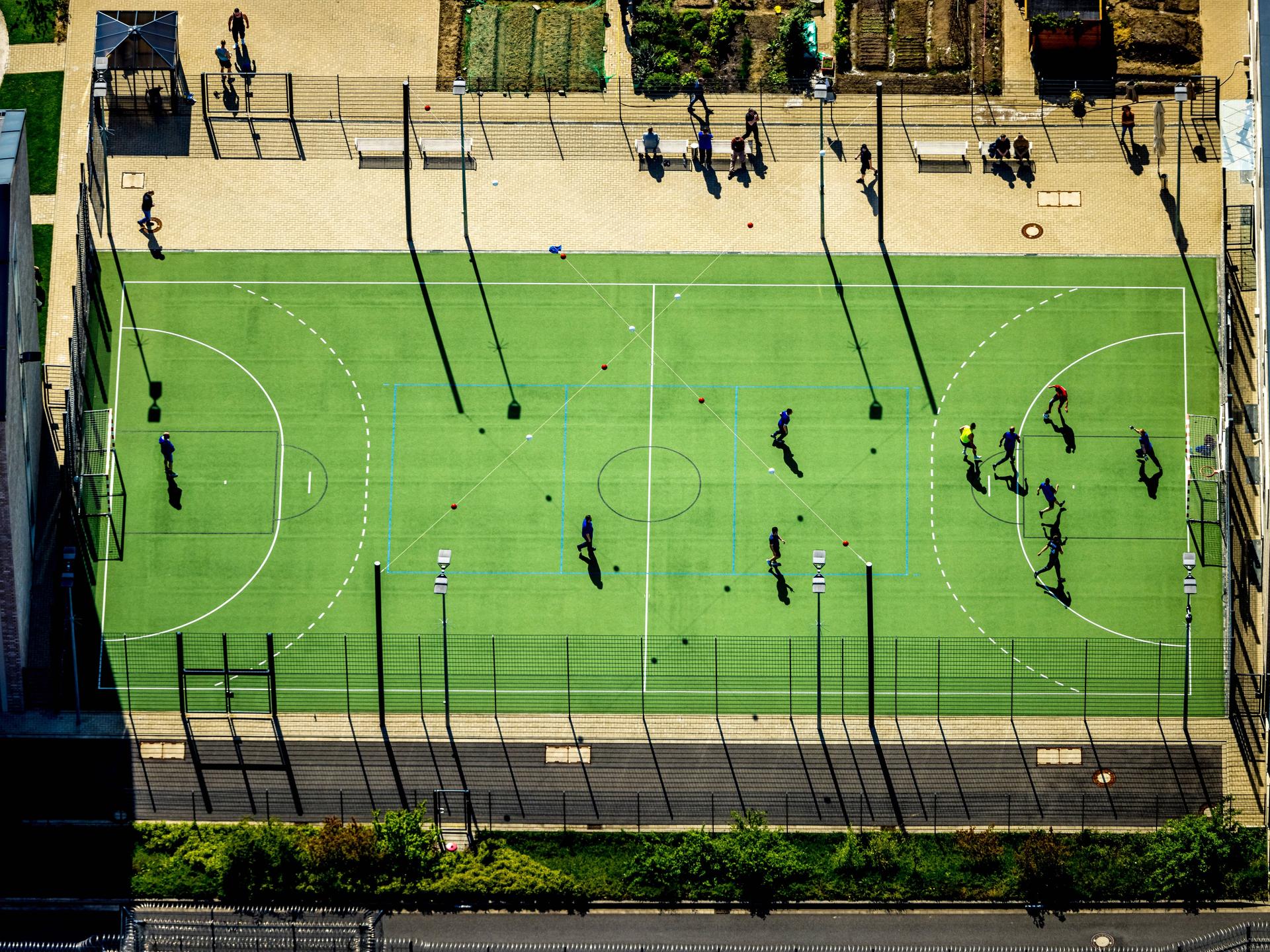 Luftbild, Justizvollzugsanstalt Bochum, Sportplatz und Fußballspieler, Grumme, Bochum, Ruhrgebiet, Nordrhein-Westfalen, Deutschland