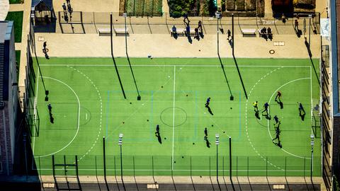 Luftbild, Justizvollzugsanstalt Bochum, Sportplatz und Fußballspieler, Grumme, Bochum, Ruhrgebiet, Nordrhein-Westfalen, Deutschland Luftbild, Justizvollzugsanstalt Bochum, Sportplatz und Fußballspieler, Grumme, Bochum, Ruhrgebiet, Nordrhein-Westfalen, Deutschland