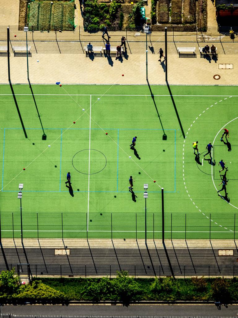 Luftbild, Justizvollzugsanstalt Bochum, Sportplatz und Fußballspieler, Grumme, Bochum, Ruhrgebiet, Nordrhein-Westfalen, Deutschland