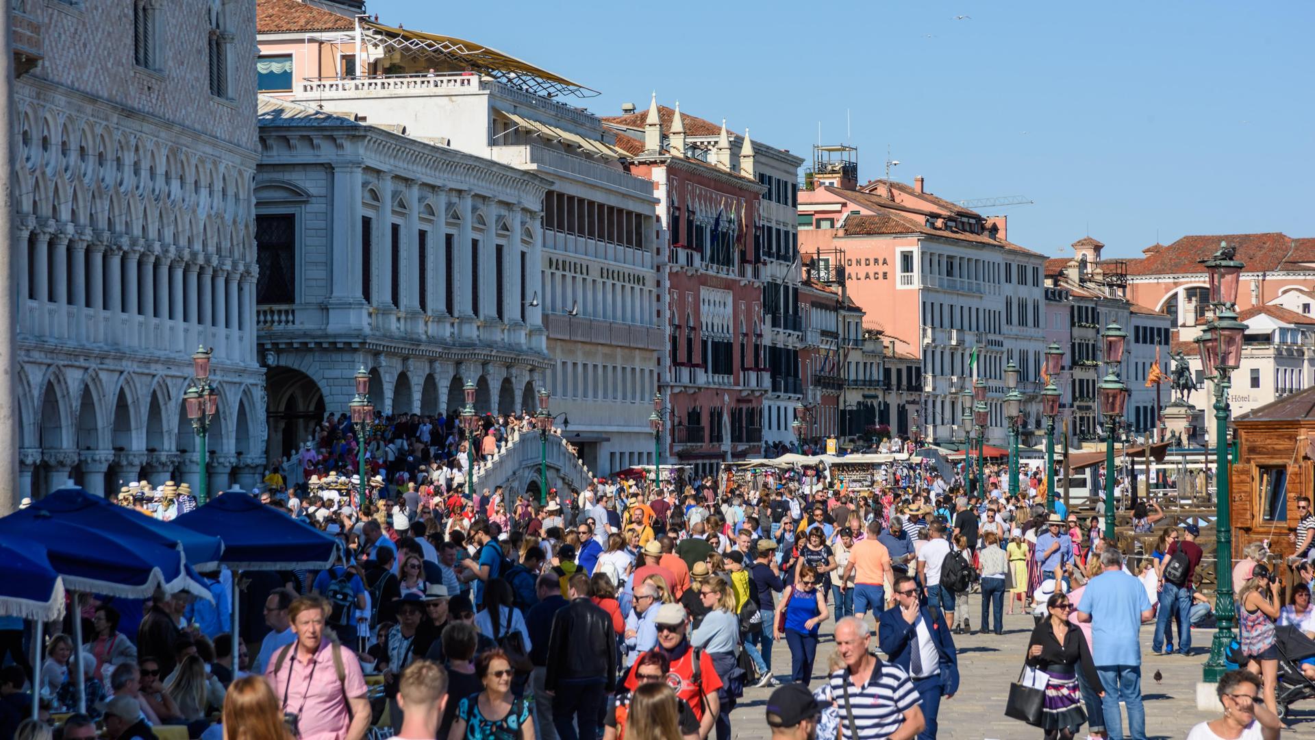 Viele Menschen auf einem Plat in Venedig.