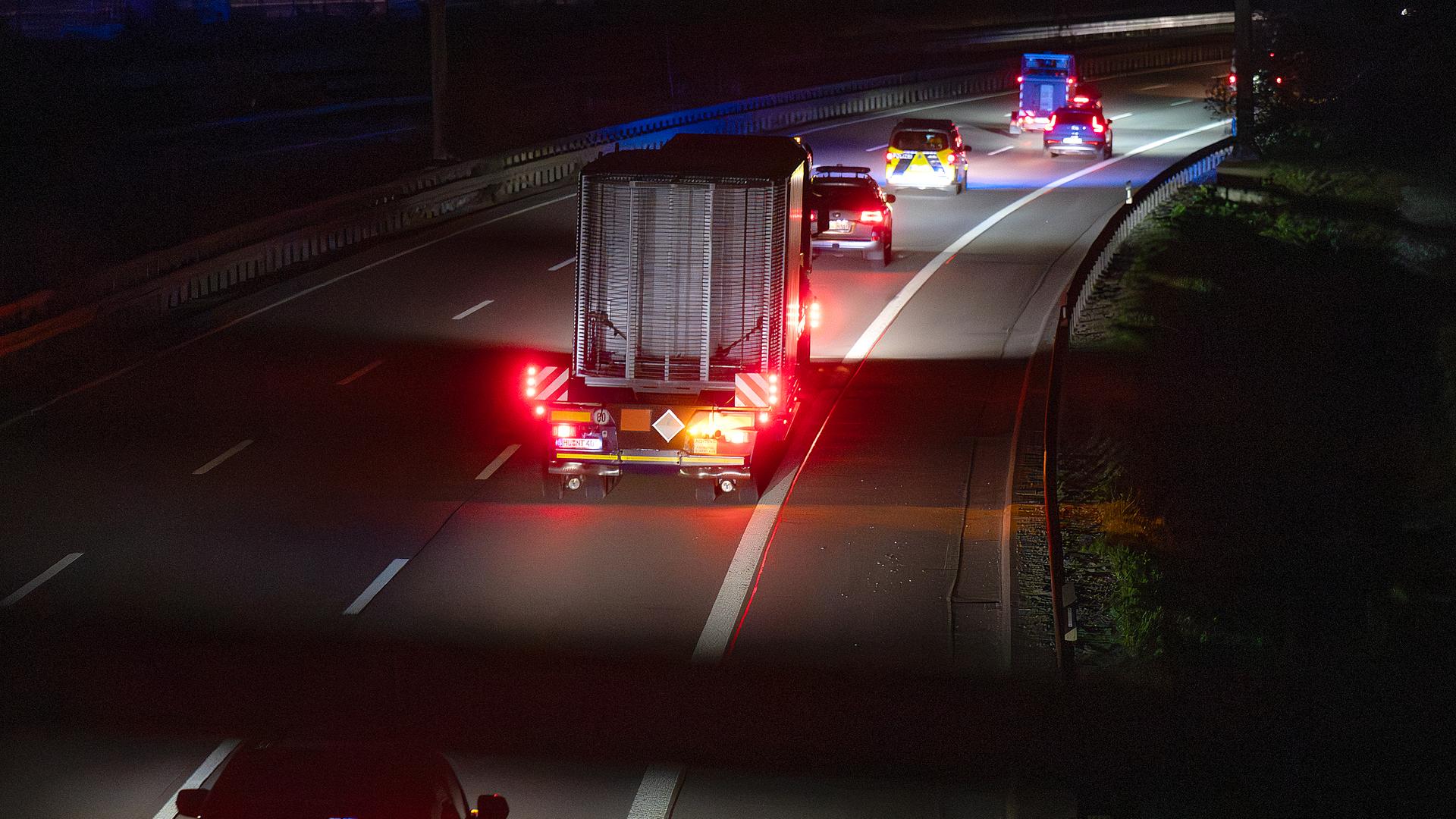 Das Foto zeigt einen Castortransport ins Zwischenlager in Ahaus Das Foto zeigt einen Castortransport ins Zwischenlager in Ahaus