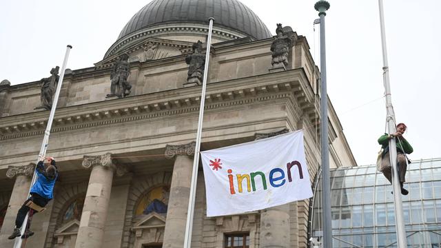 Schülerinnen und Schüler haben eine Flagge mit der Aufschrift "innen" in Regenbogenfarben an der Münchner Staatskanzlei angebracht. 3. April 2024 Schülerinnen und Schüler haben eine Flagge mit der Aufschrift "innen" in Regenbogenfarben an der Münchner Staatskanzlei angebracht. 3. April 2024
