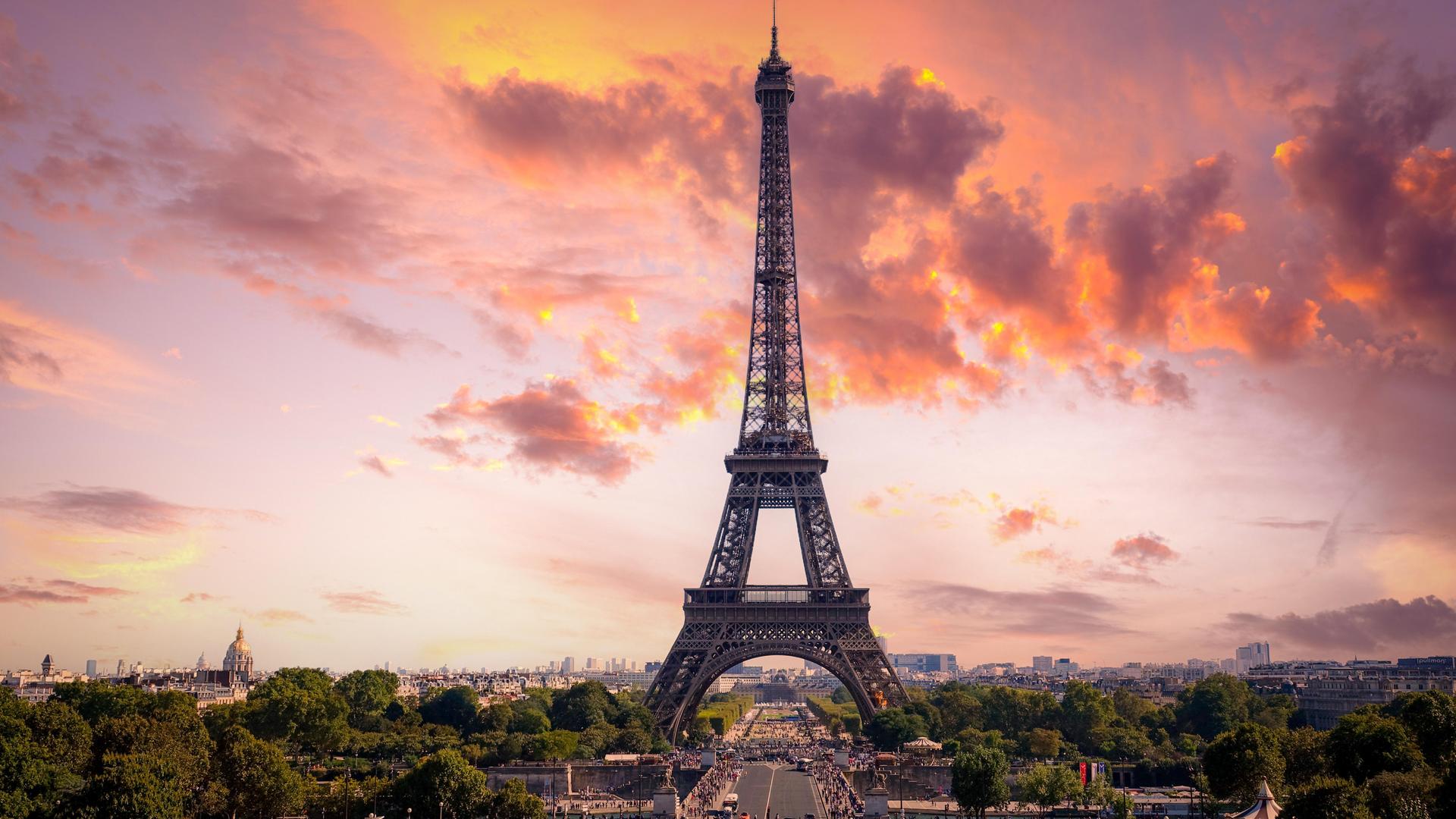 Sein bedeutenstes Werk, der Eiffel-Turm, wurde für die Pariser Weltausstellung 1889 anlässlich des 100. Jahrestages der französischen Revolution gebaut.