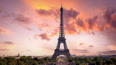 Sein bedeutenstes Werk, der Eiffel-Turm, wurde für die Pariser Weltausstellung 1889 anlässlich des 100. Jahrestages der französischen Revolution gebaut.