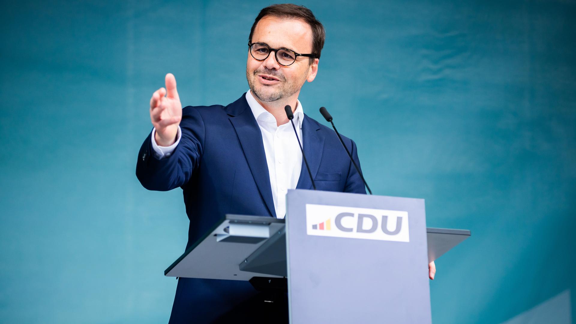 Jan Redmann, Landesvorsitzender der CDU Brandenburg, spricht bei einer Wahlkampfveranstaltung der CDU zur Kommunal- und Europawahl 2024 am Brandenburger Tor in Potsdam.