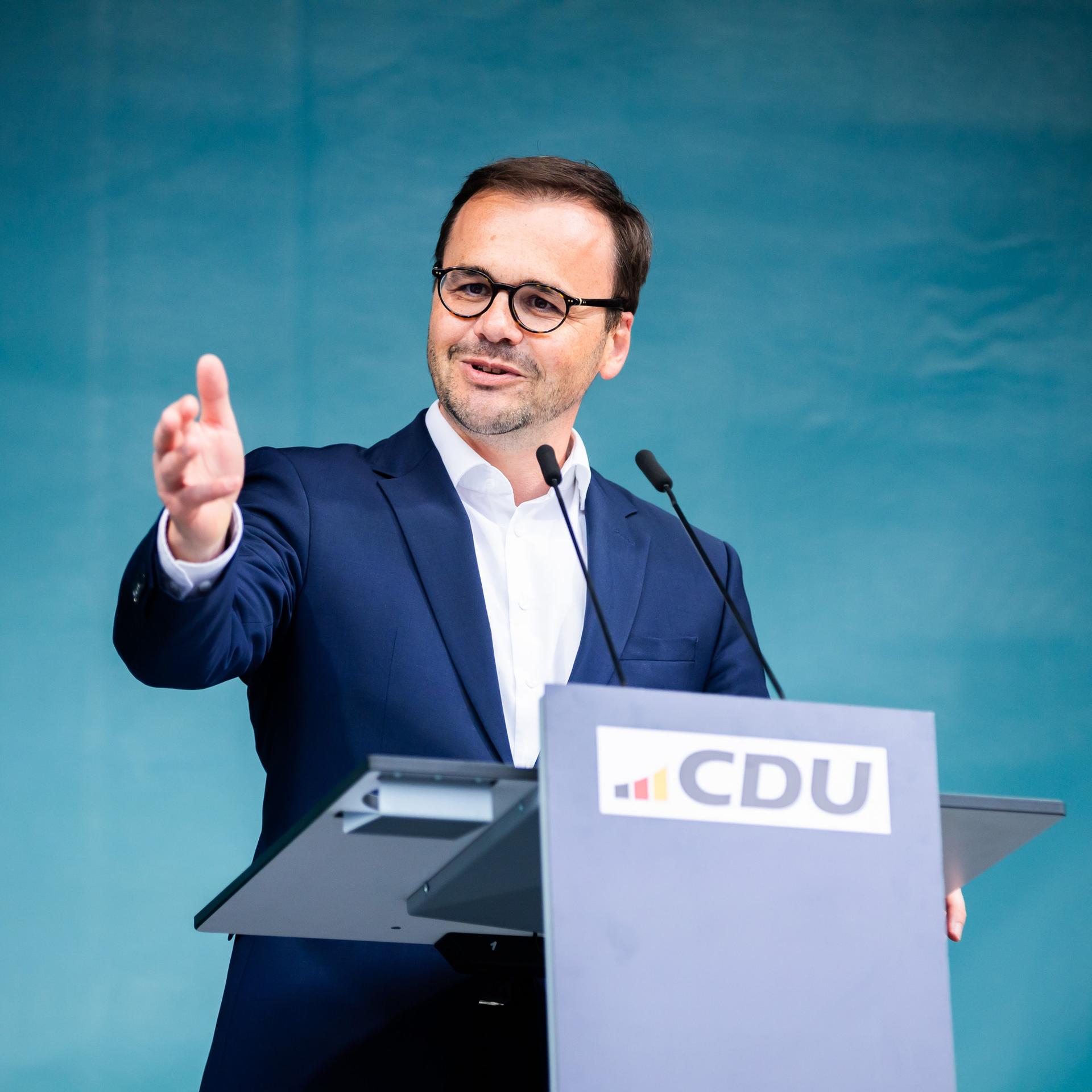 Brandenburg - Innenminister Redmann (CDU) warnt vor erheblichem Gewaltpotenzial durch rechtsextreme Jugendgruppen