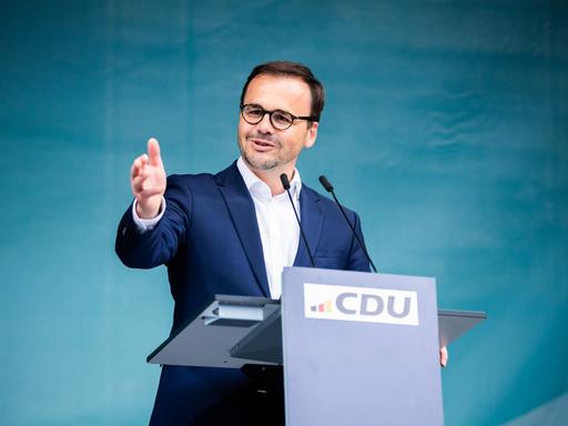 Jan Redmann, Landesvorsitzender der CDU Brandenburg, spricht bei einer Wahlkampfveranstaltung der CDU zur Kommunal- und Europawahl 2024 am Brandenburger Tor in Potsdam.