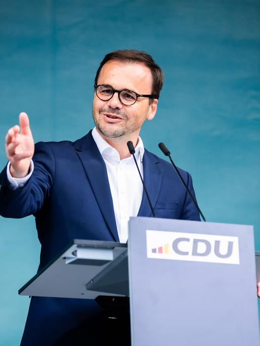 Jan Redmann, Landesvorsitzender der CDU Brandenburg, spricht bei einer Wahlkampfveranstaltung der CDU zur Kommunal- und Europawahl 2024 am Brandenburger Tor in Potsdam.