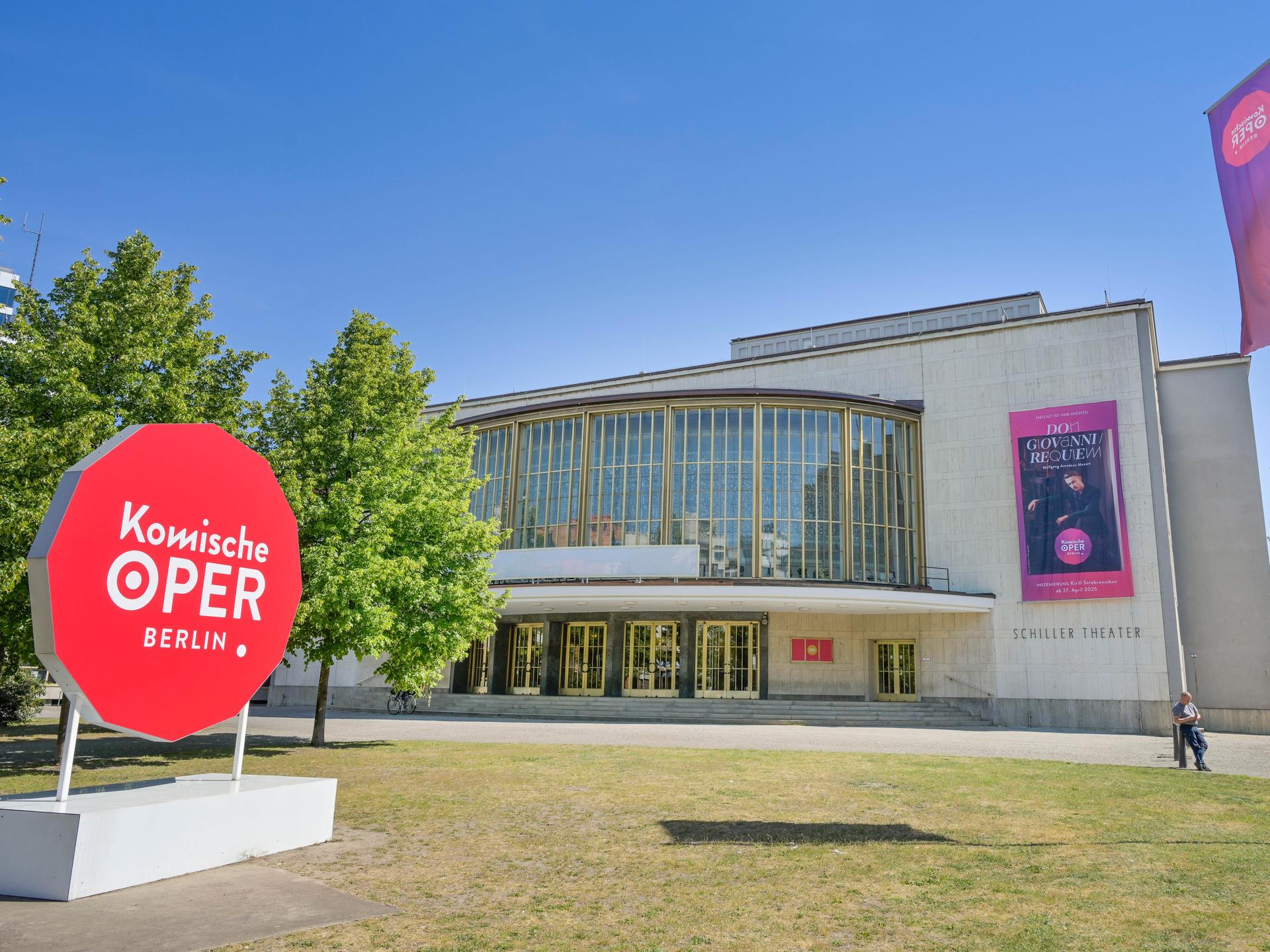 Die Komische Oper im Schillertheater, Bismarckstraße, Charlottenburg von außen. Der Himmel hinter dem Gebäude erstrahlt in blau.