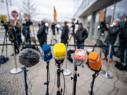 Die Mikrofone verschiedener TV-Sender, darunter ARD und ZDF